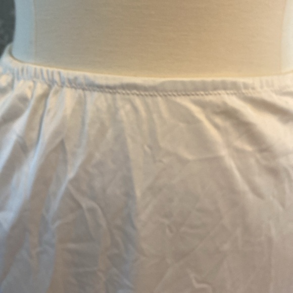 White gourmet with the lace at the bottom 100% Nylon Made in Canada - Picture 5 of 6